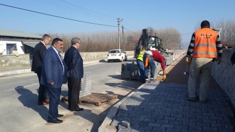 Akyazı Belediyesi Küçücek Caddesindeki Yürüyüş Yollarını Tamamlıyor